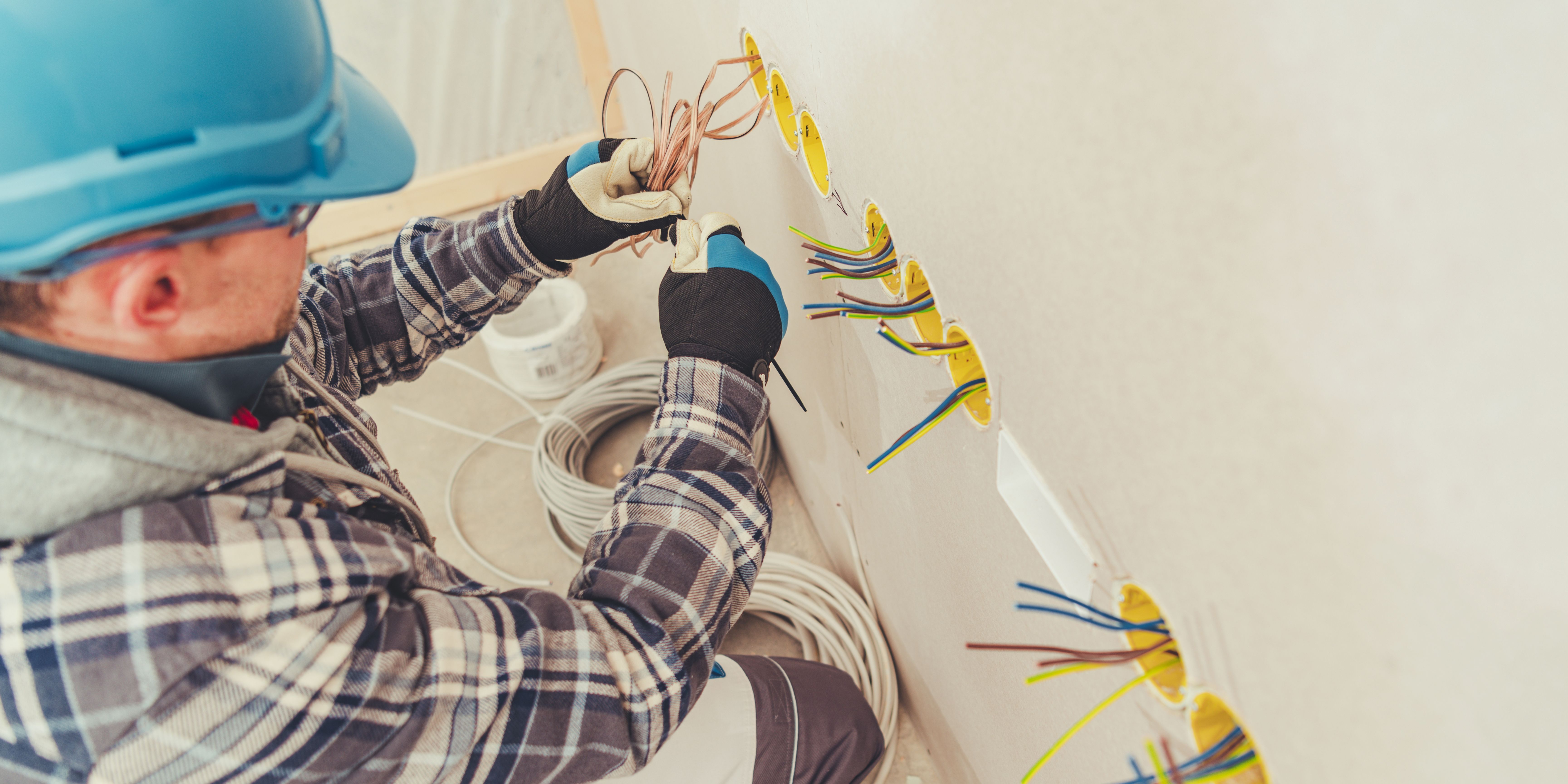 Profesionální elektrikář při práci – cílová skupina e-shopu Elport